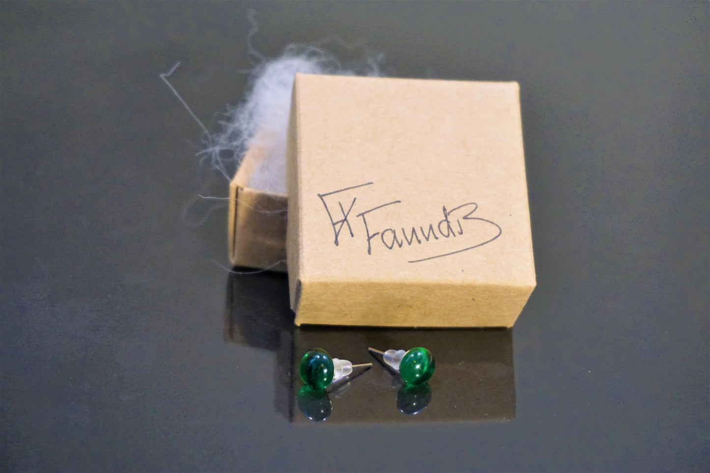 Einstök pinna eyrnalokkar Dökk Grænn / Unique stud earrings Dark Green