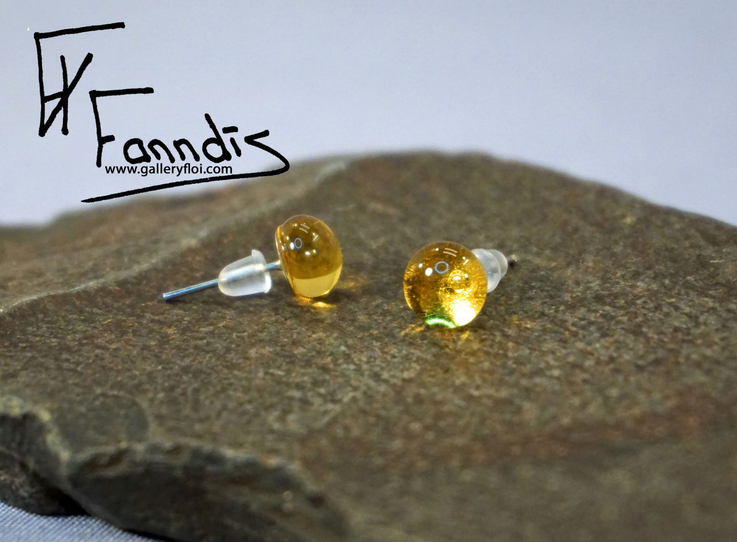 Einstök pinna eyrnalokkar Ljós Amber / Unique stud earrings Light Amber
