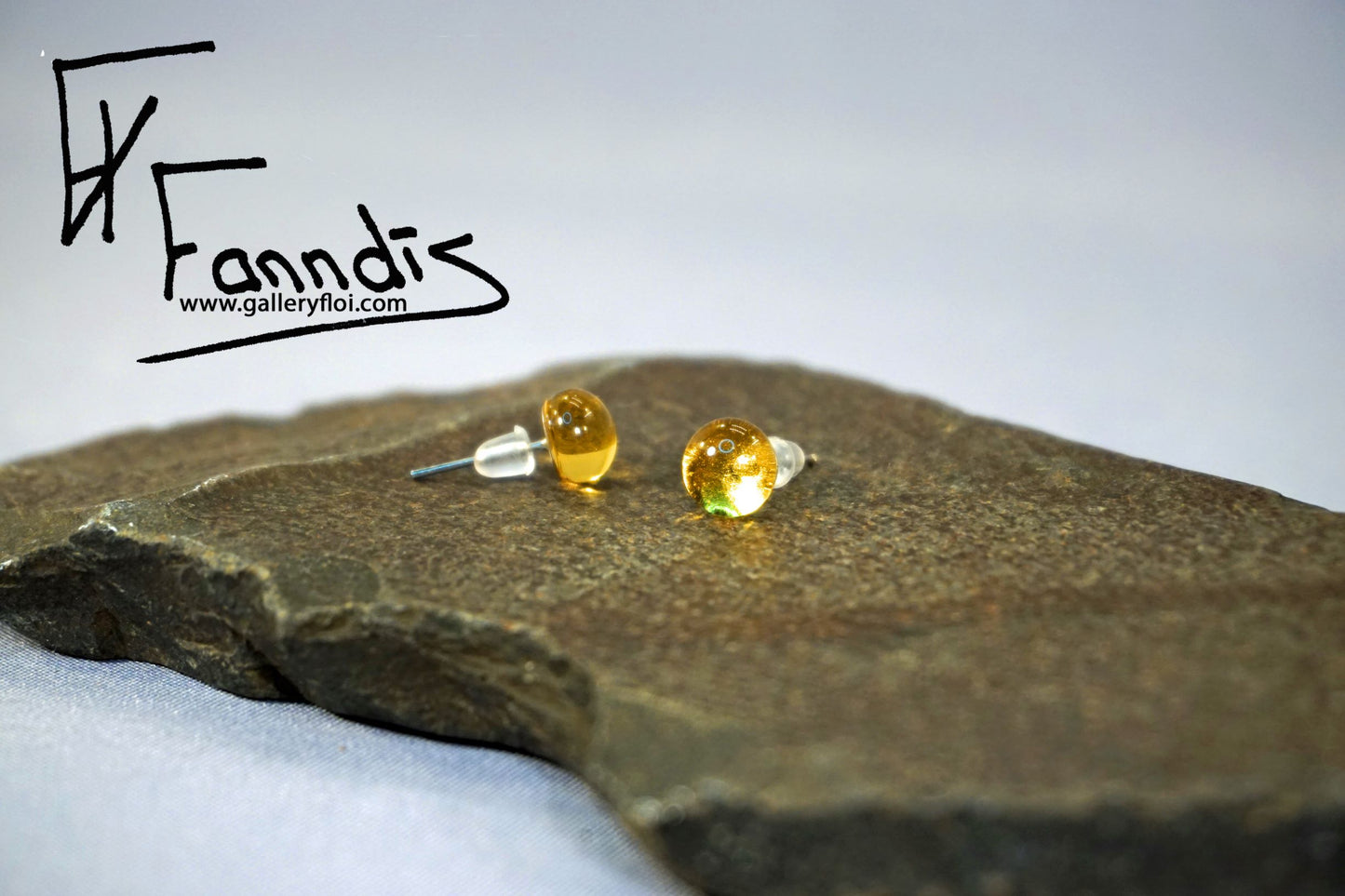 Einstök pinna eyrnalokkar Ljós Amber / Unique stud earrings Light Amber