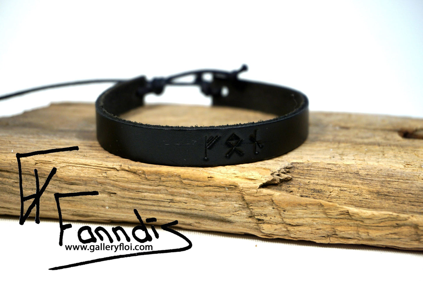 Leðurarmband með Víkinga rúnum (Von) / Leather bracelet with Viking runes (Hope)