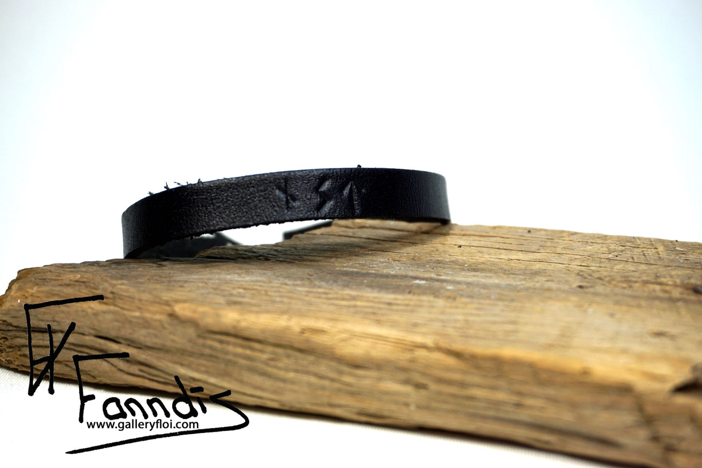 Leðurarmband með Víkinga rúnum (Ást) / Leather bracelet with Viking runes (Love)