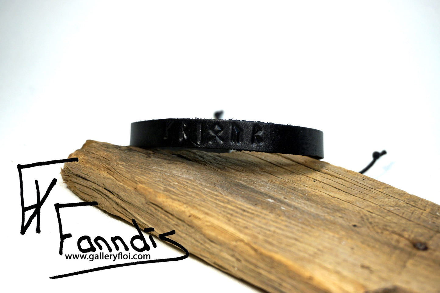 Leður armband með Víkinga rúnum (Friður) / Leather bracelet with Viking runes (Peace)