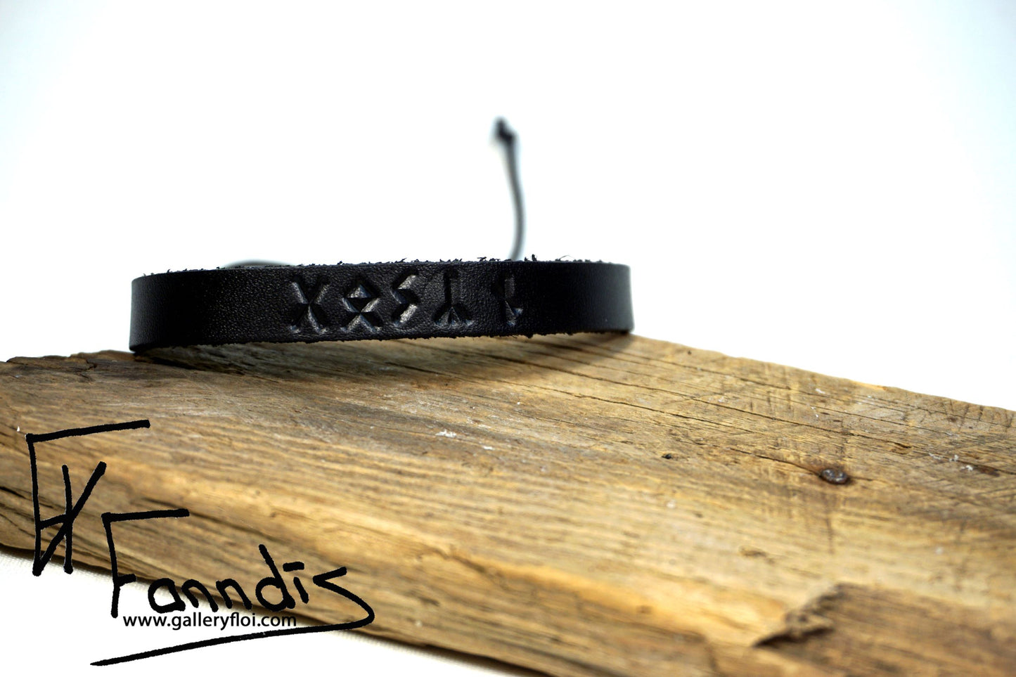 Leður armband með Víkinga rúnum (Gæska) / Leather bracelet with Viking runes (Kindness)