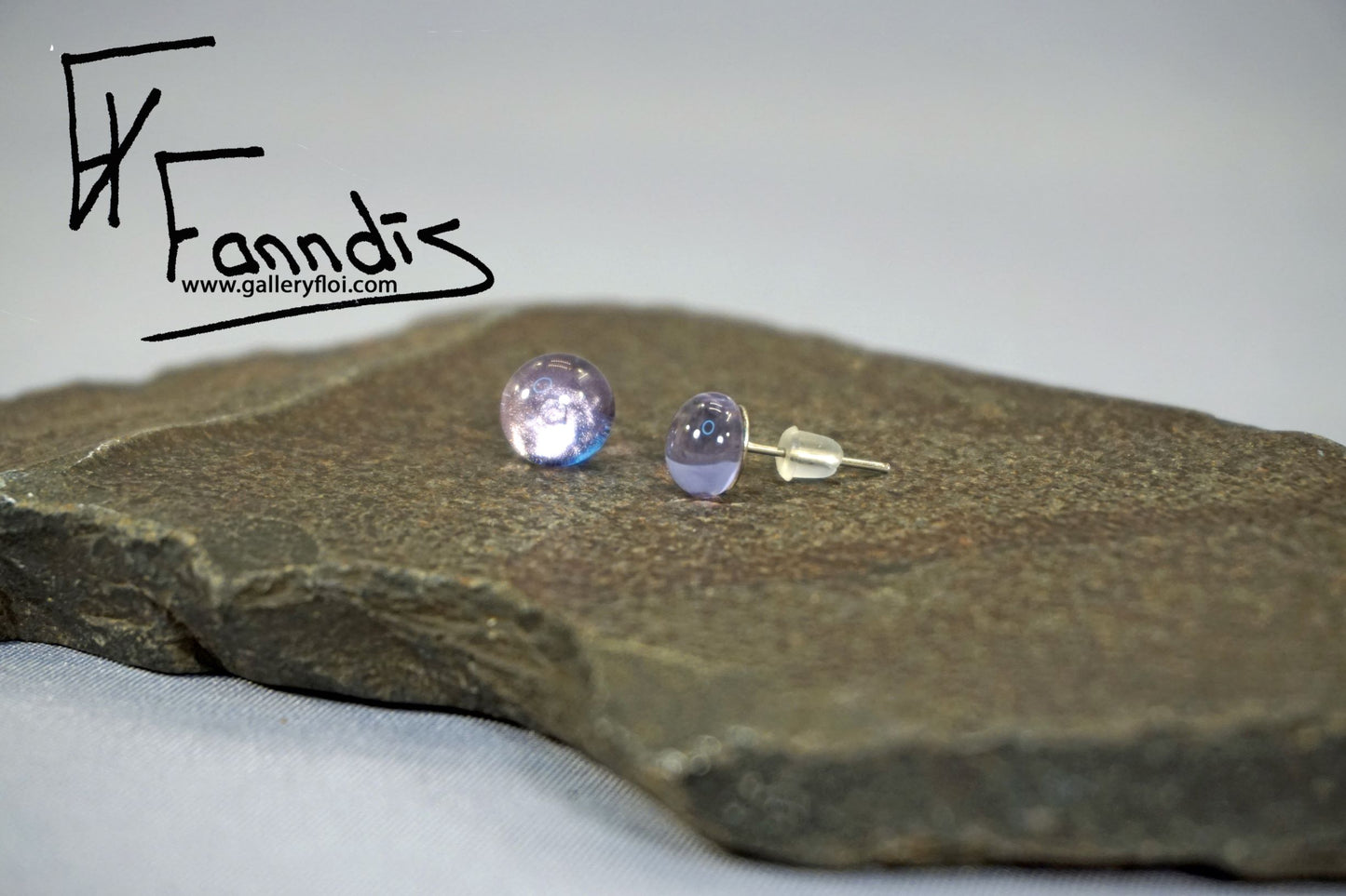 Einstök pinna eyrnalokkar Lilac / Unique stud earrings Lilac