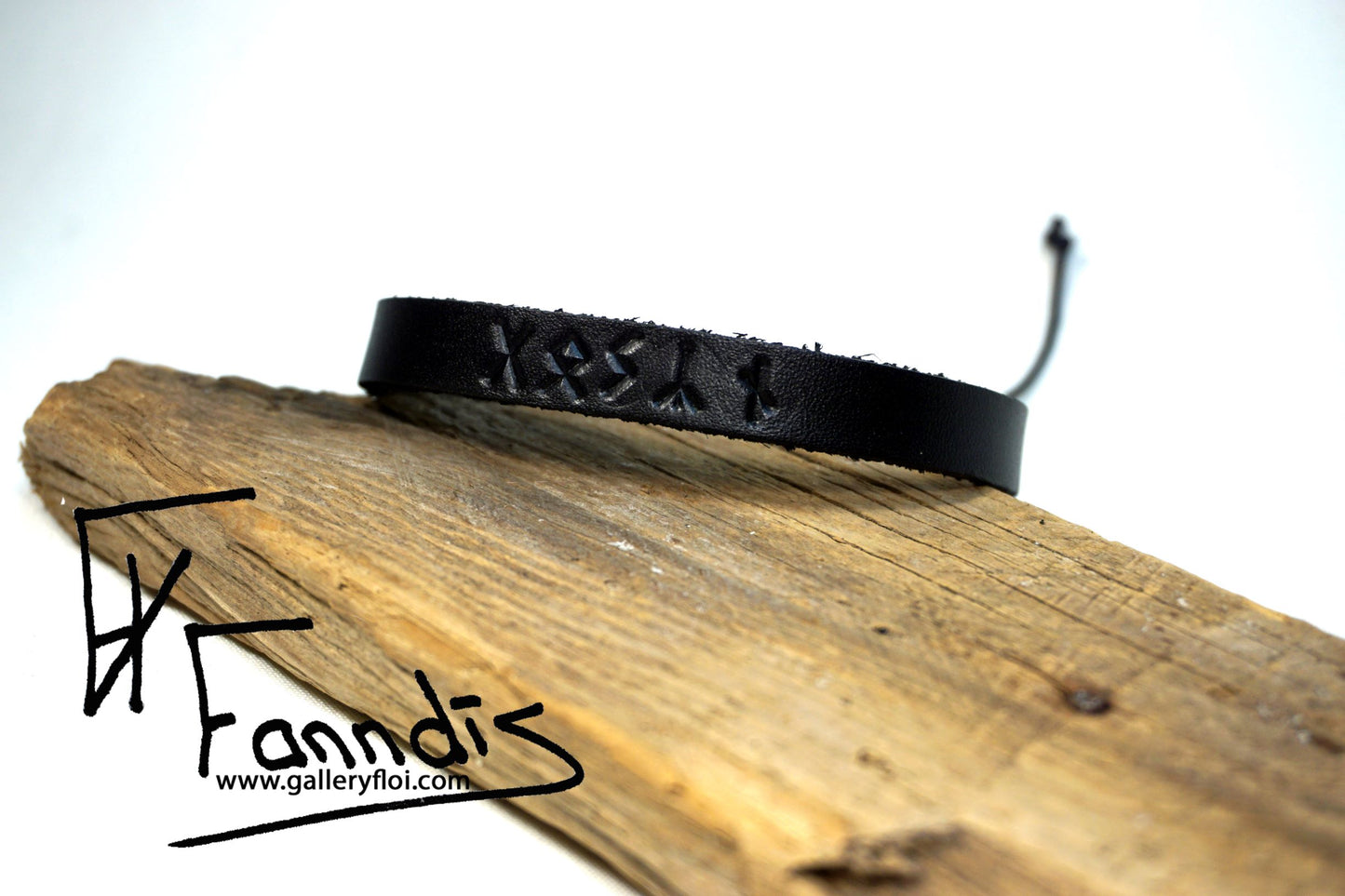 Leður armband með Víkinga rúnum (Gæska) / Leather bracelet with Viking runes (Kindness)