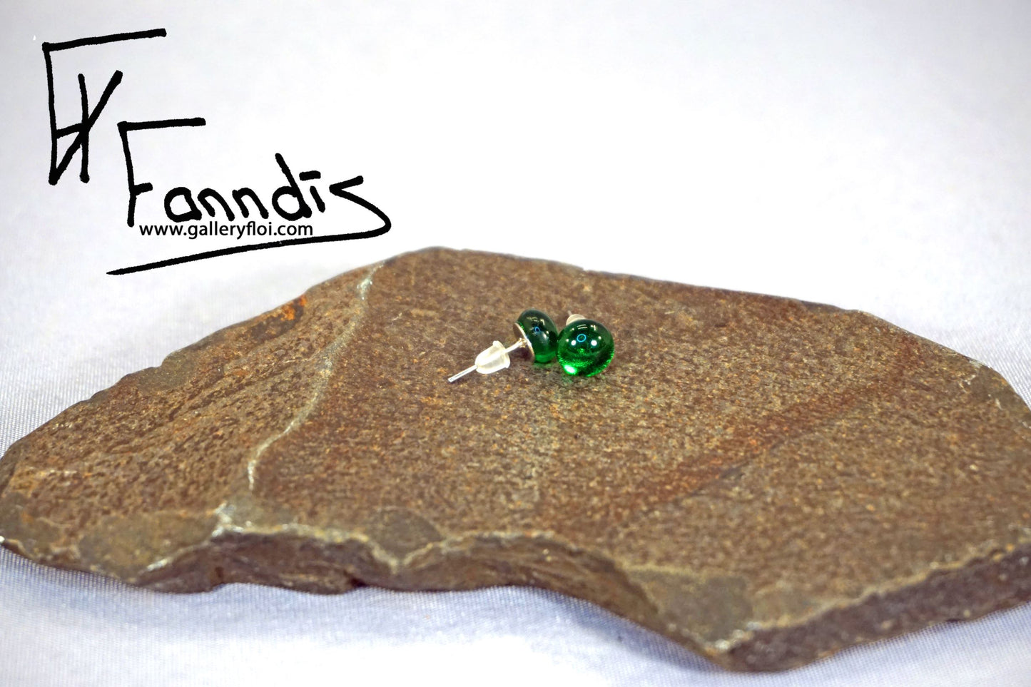 Einstök pinna eyrnalokkar Dökk Grænn / Unique stud earrings Dark Green