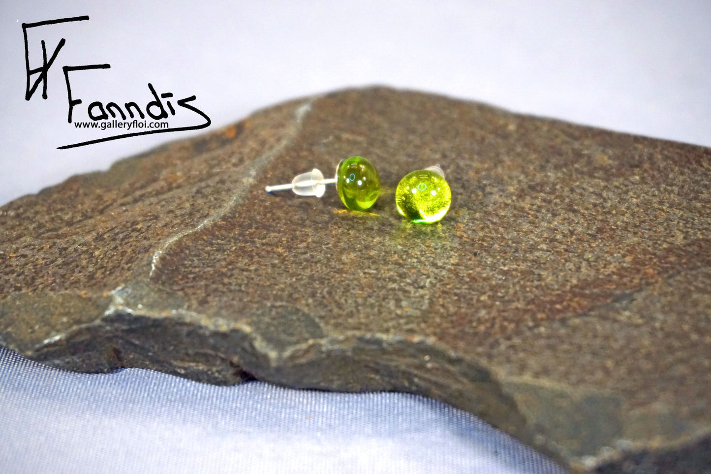 Einstök pinna eyrnalokkar Ljós Grænn / Unique stud earrings Light Green