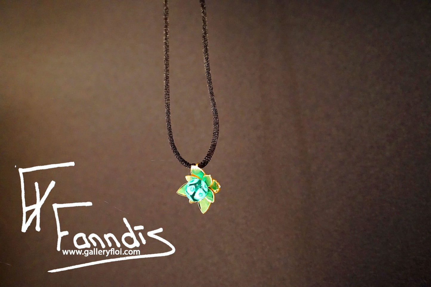 Flóra með grænblárri glerperlu / Floras with a teal glass bead