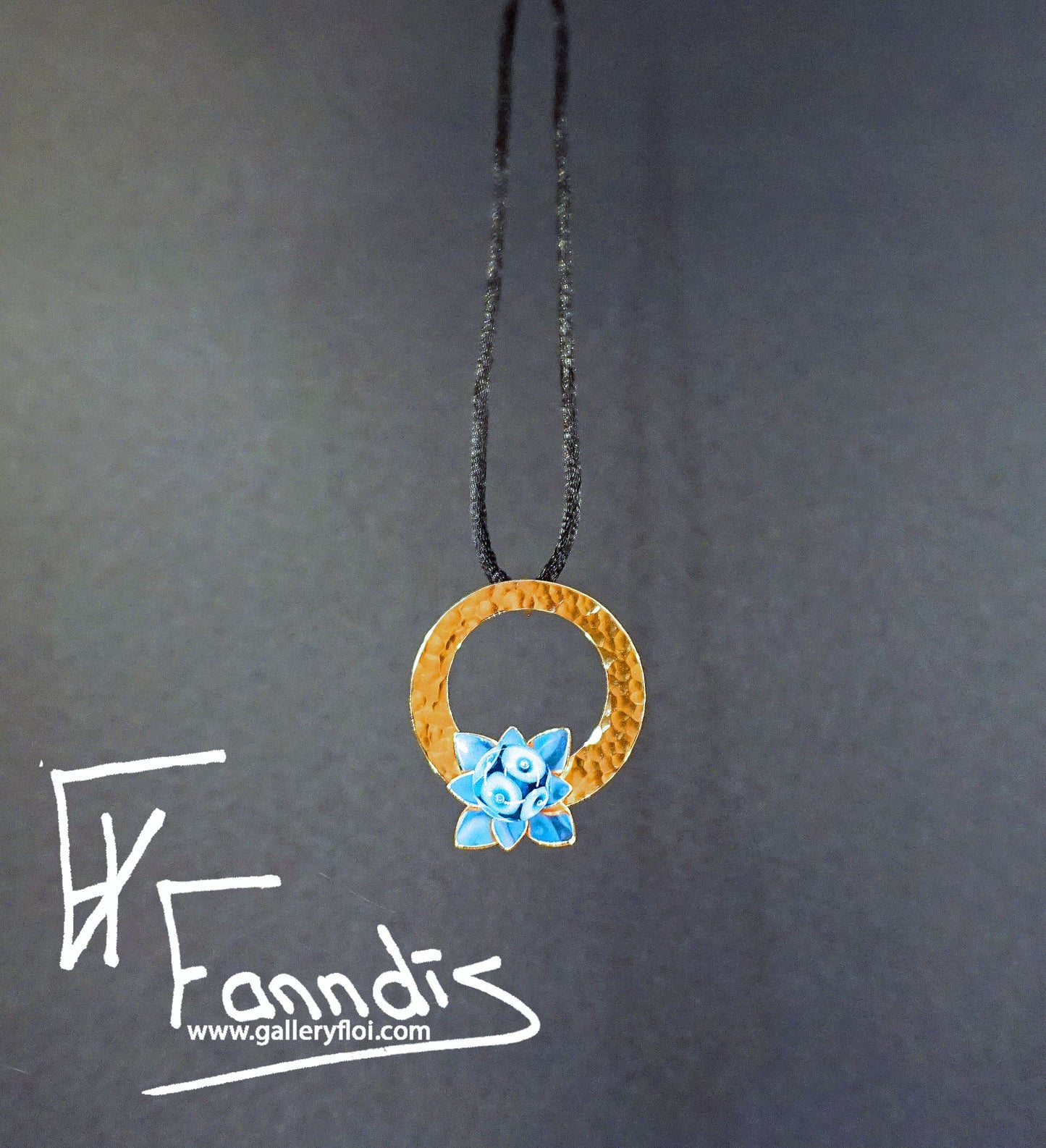 Flóra með dökk blágrænni glerperlu / Flora with a dark turquoise glass bead