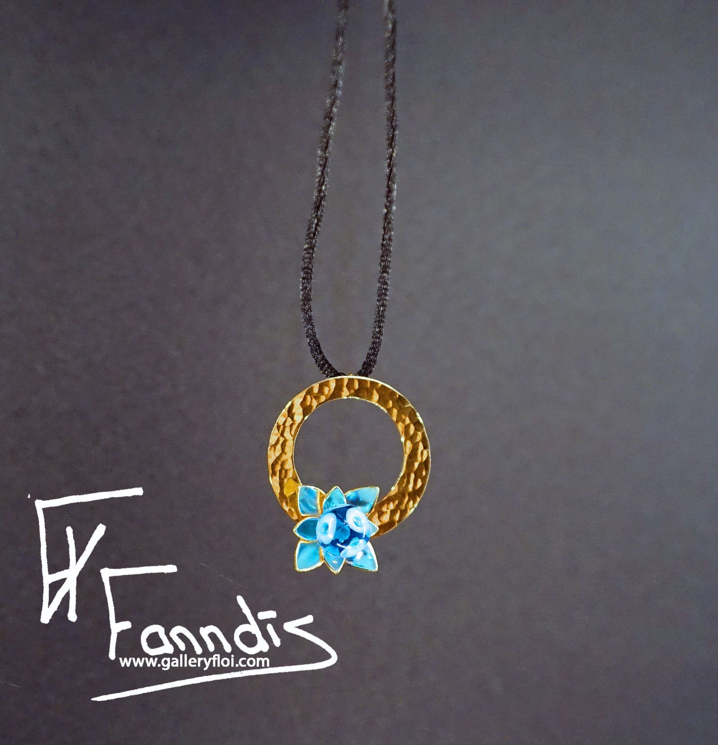 Flóra með dökk blágrænni glerperlu / Flora with a dark turquoise glass bead