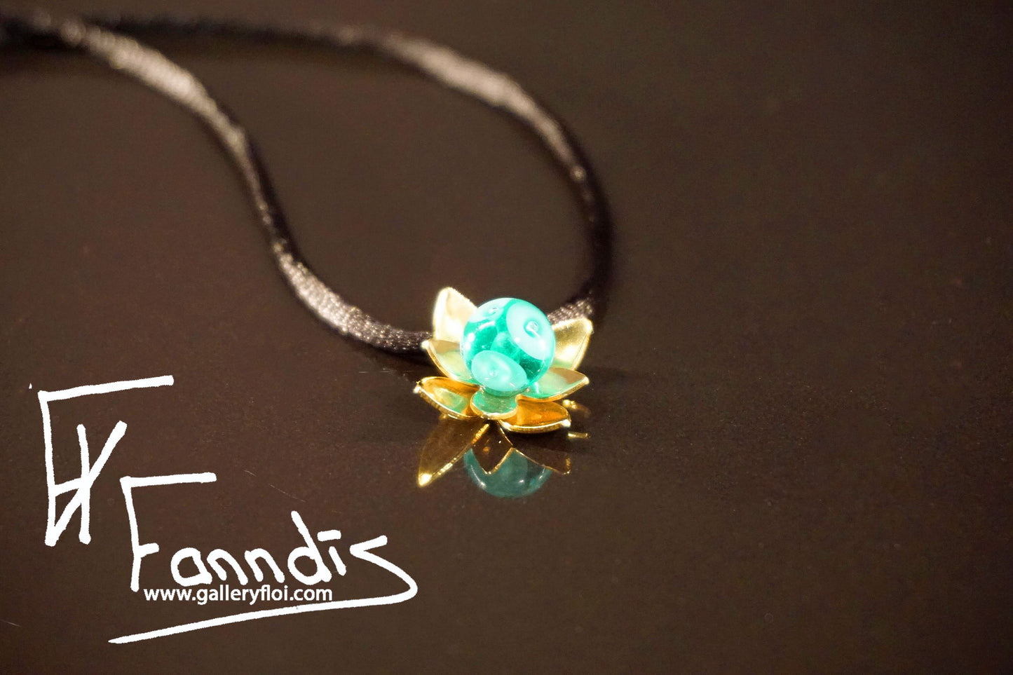 Flóra með grænblárri glerperlu / Floras with a teal glass bead