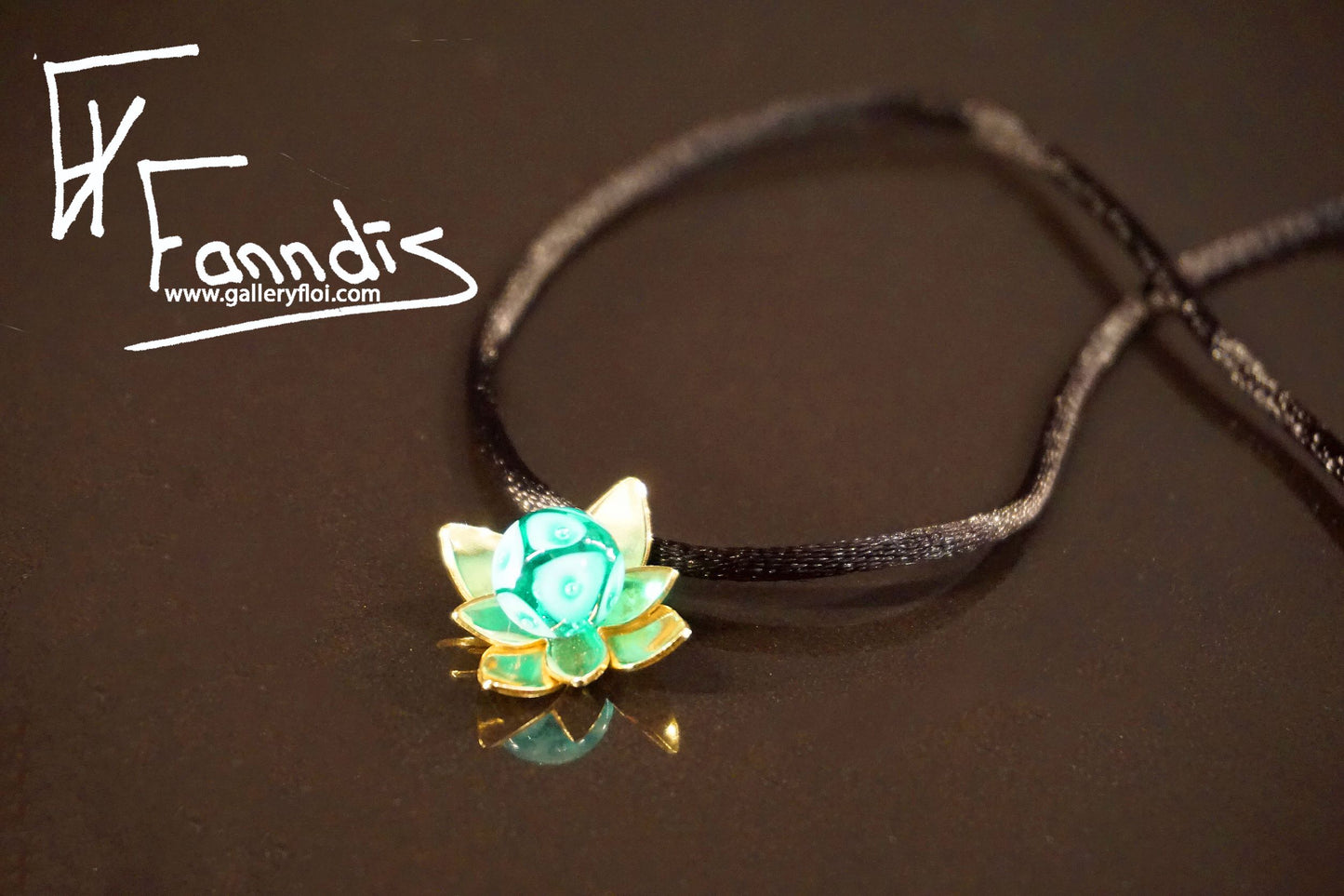 Flóra með grænblárri glerperlu / Floras with a teal glass bead