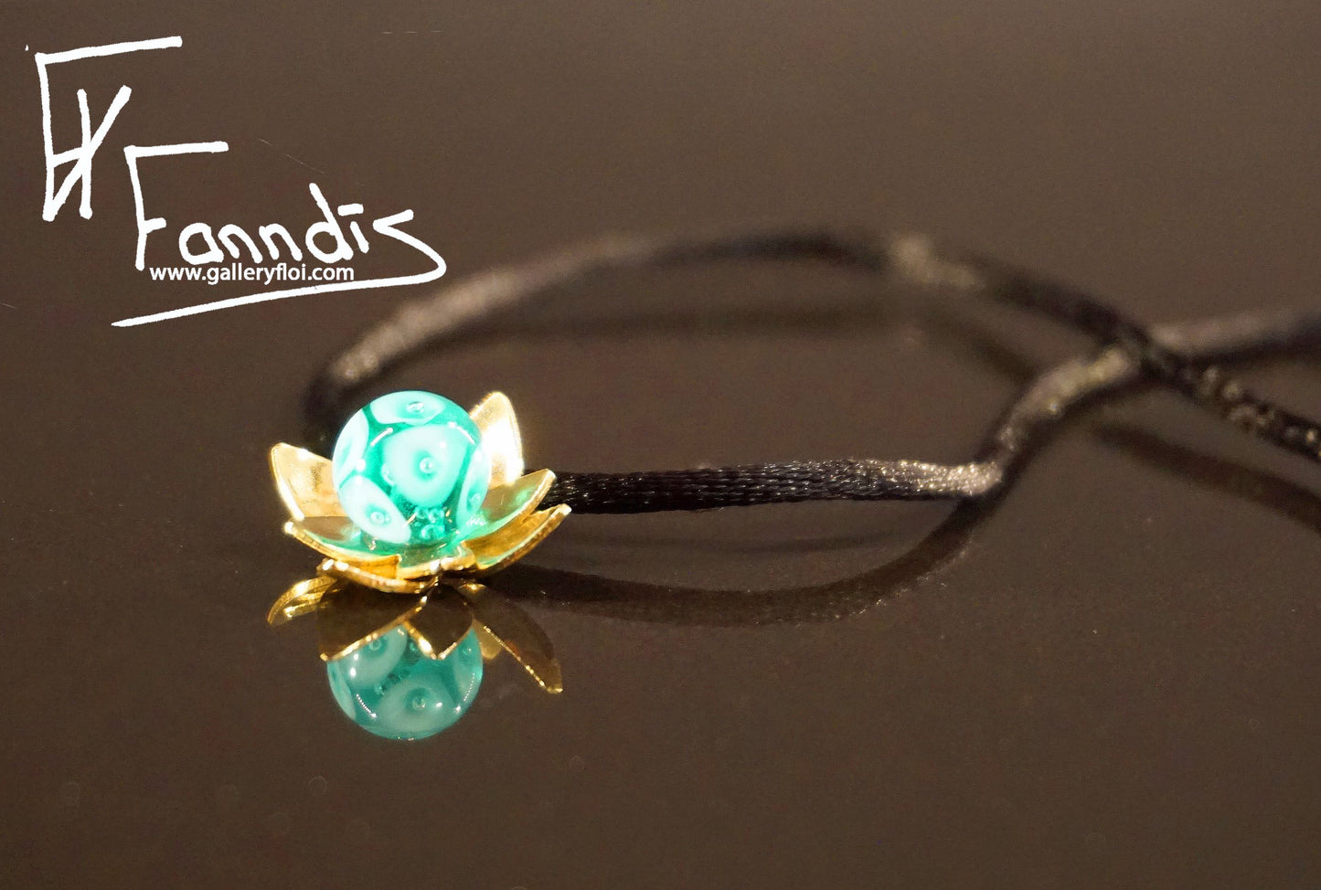 Flóra með grænblárri glerperlu / Floras with a teal glass bead