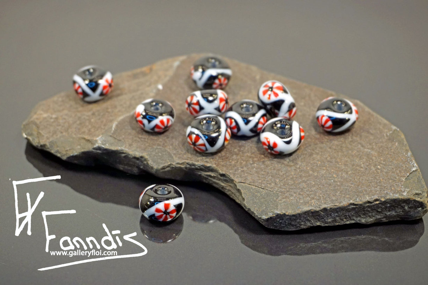 Víkinga glerperlur (söguleg eftirmynd) / Viking glass bead (historical replica)