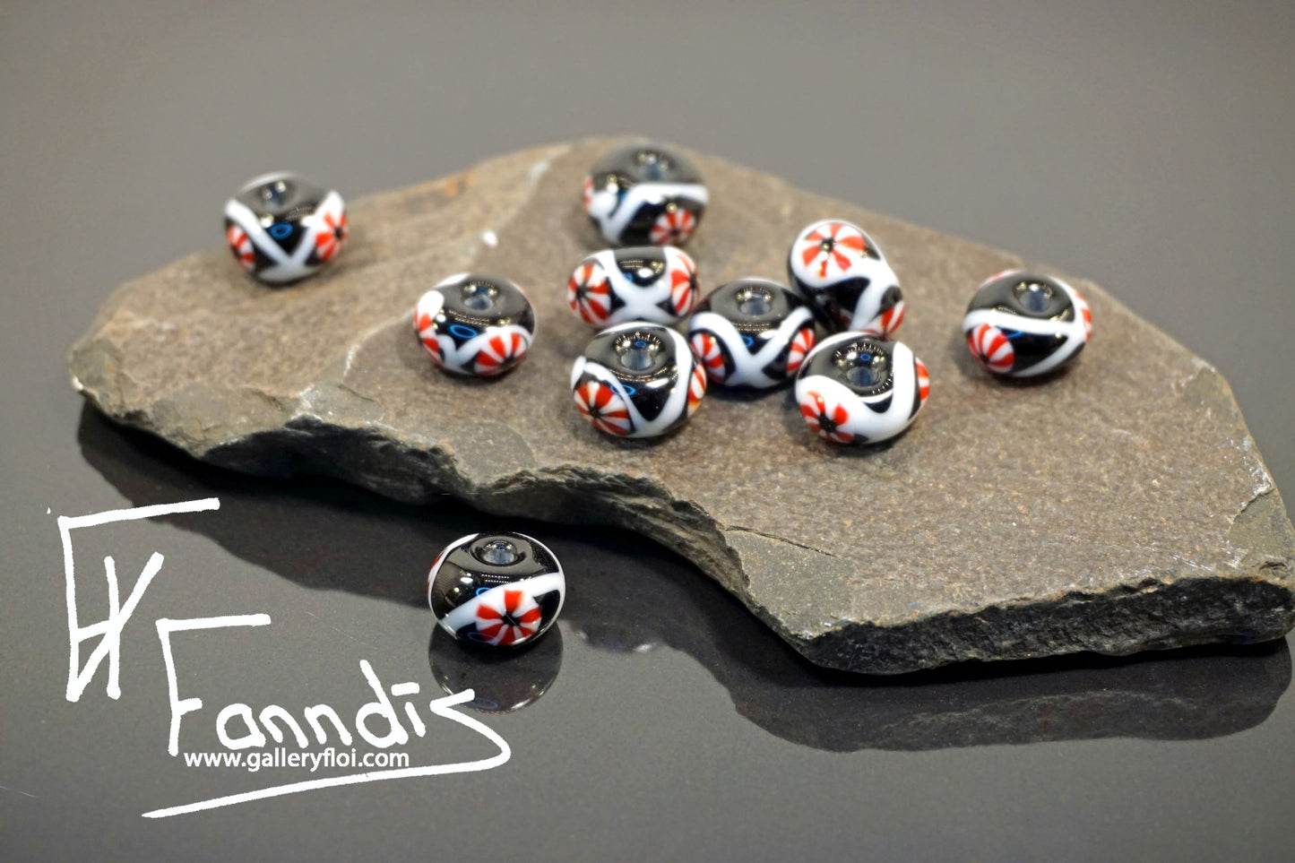 Víkinga glerperlur (söguleg eftirmynd) / Viking glass bead (historical replica)