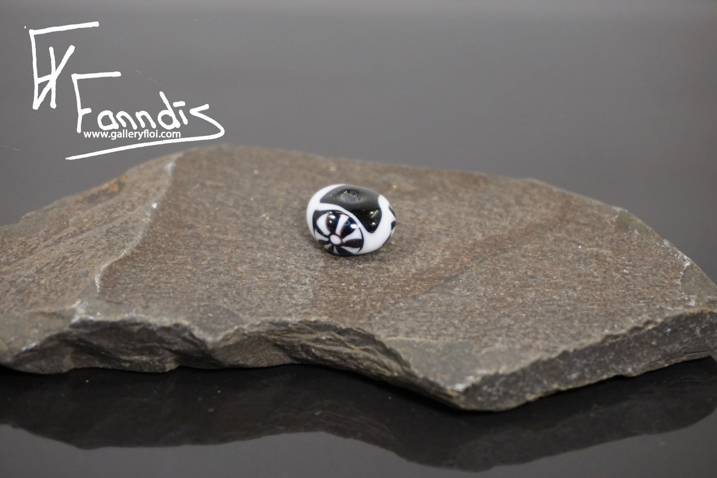 Víkinga glerperlur (söguleg eftirmynd) / Viking glass bead (historical replica)