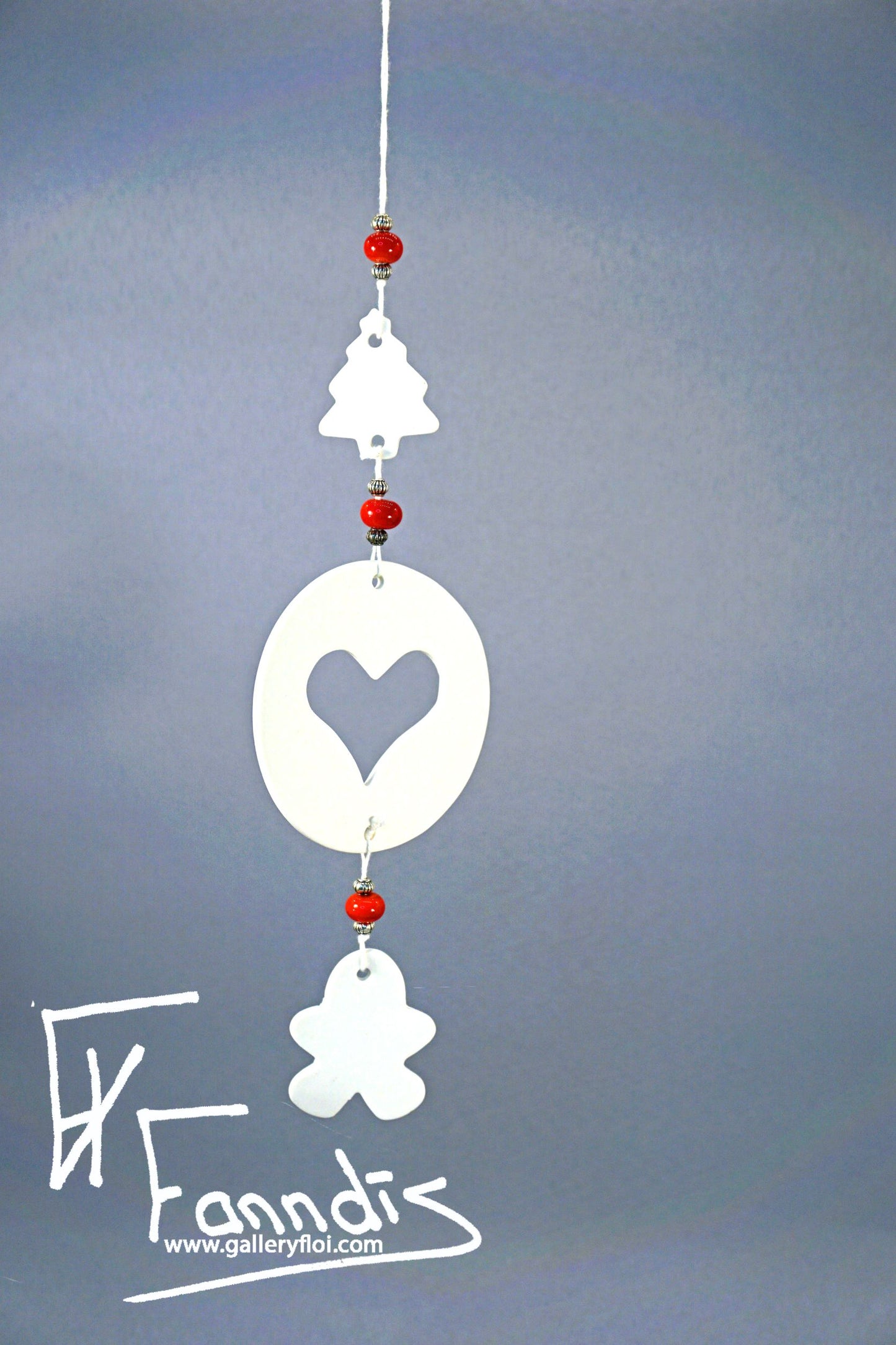 Postulíns skraut með glerperlu / Porcelain decoration with a glass bead