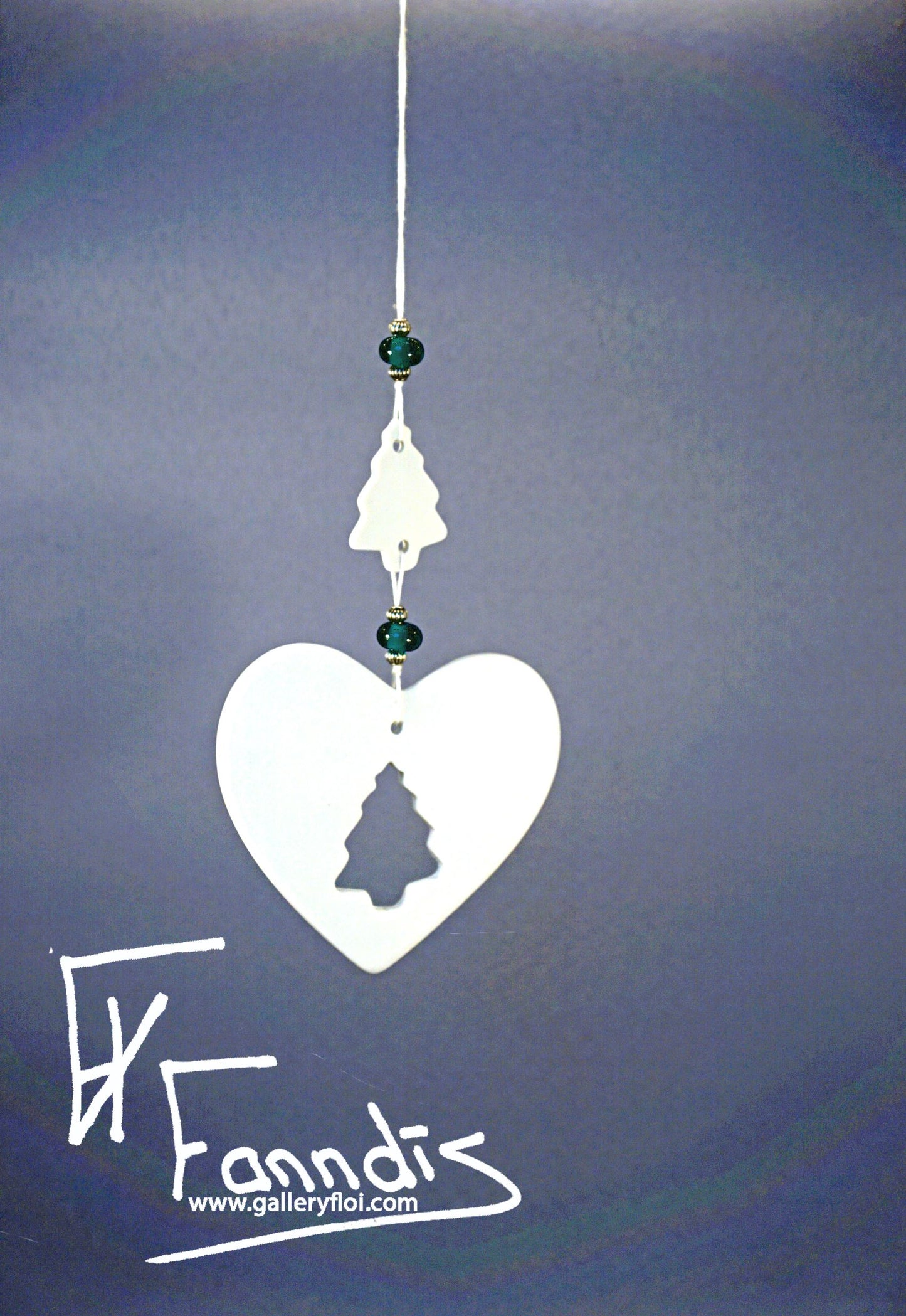 Postulíns skraut með glerperlu / Porcelain decoration with a glass bead