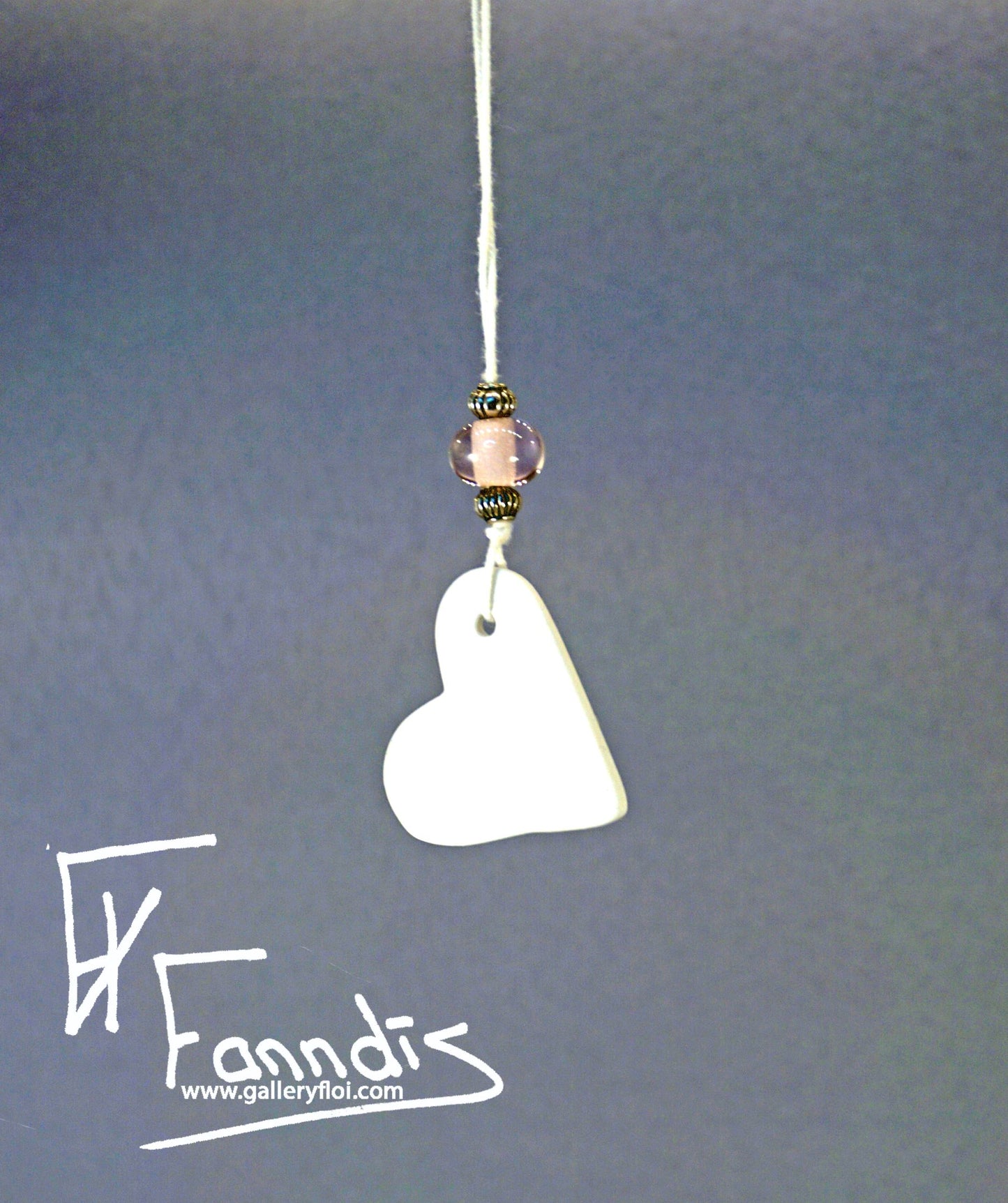 Postulíns hjarta með glerperlu / Porcelain heart with a glass bead