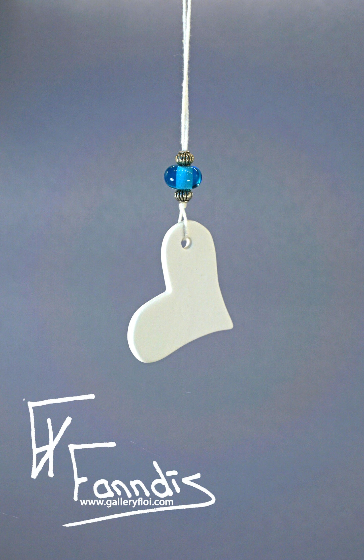 Postulíns hjarta með glerperlu / Porcelain heart with a glass bead