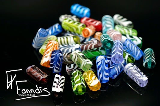Víkinga glerperlur með fjöðrunar munstri í gegnsæum lita tónum / Viking glass beads with a feathering pattern in transparent colors