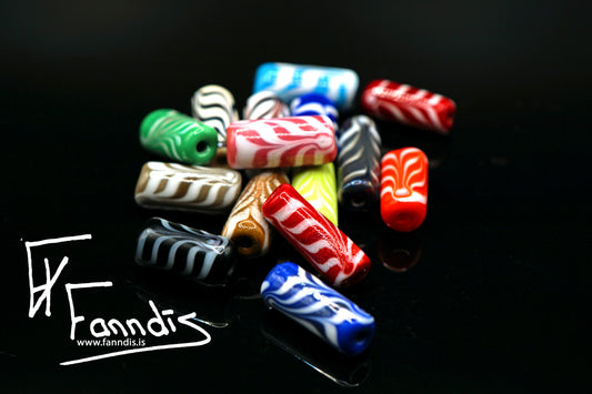 Víkinga glerperlur með fjöðrunar munstri í ógegnsæum lita tónum / Viking glass beads with a feathering pattern in opaq colors