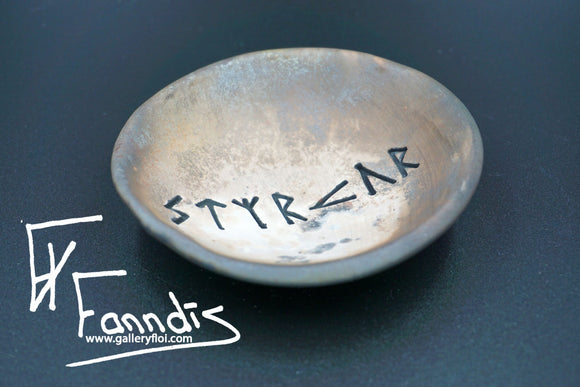 Gryfjubrennd skál með orðunum Styrkur / Pit fired bowl with the word Strength