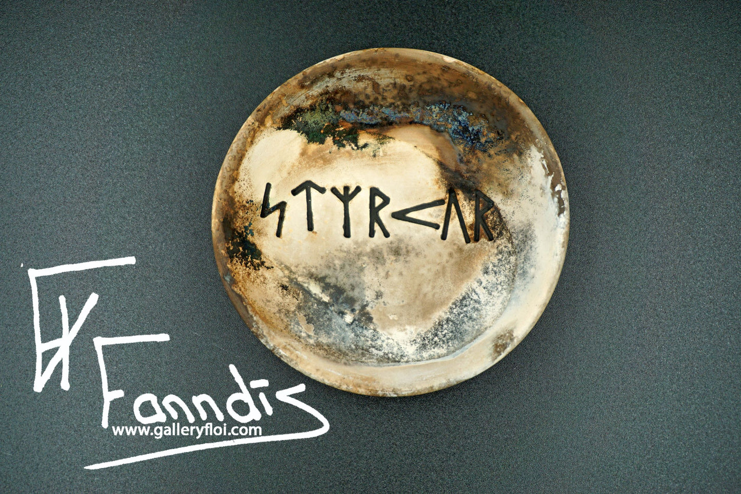 Gryfjubrennd skál með orðunum Styrkur / Pit fired bowl with the word Strength