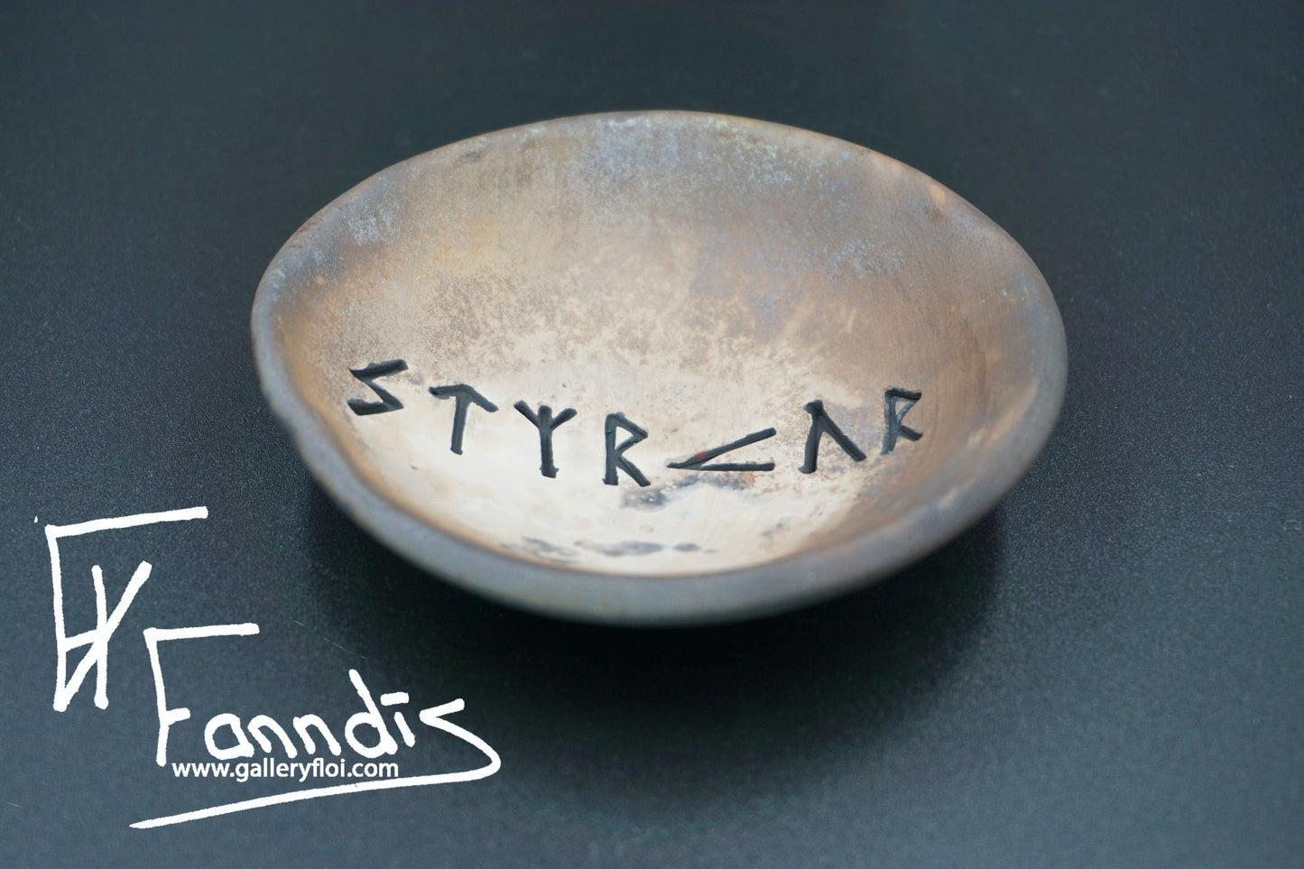 Gryfjubrennd skál með orðunum Styrkur / Pit fired bowl with the word Strength