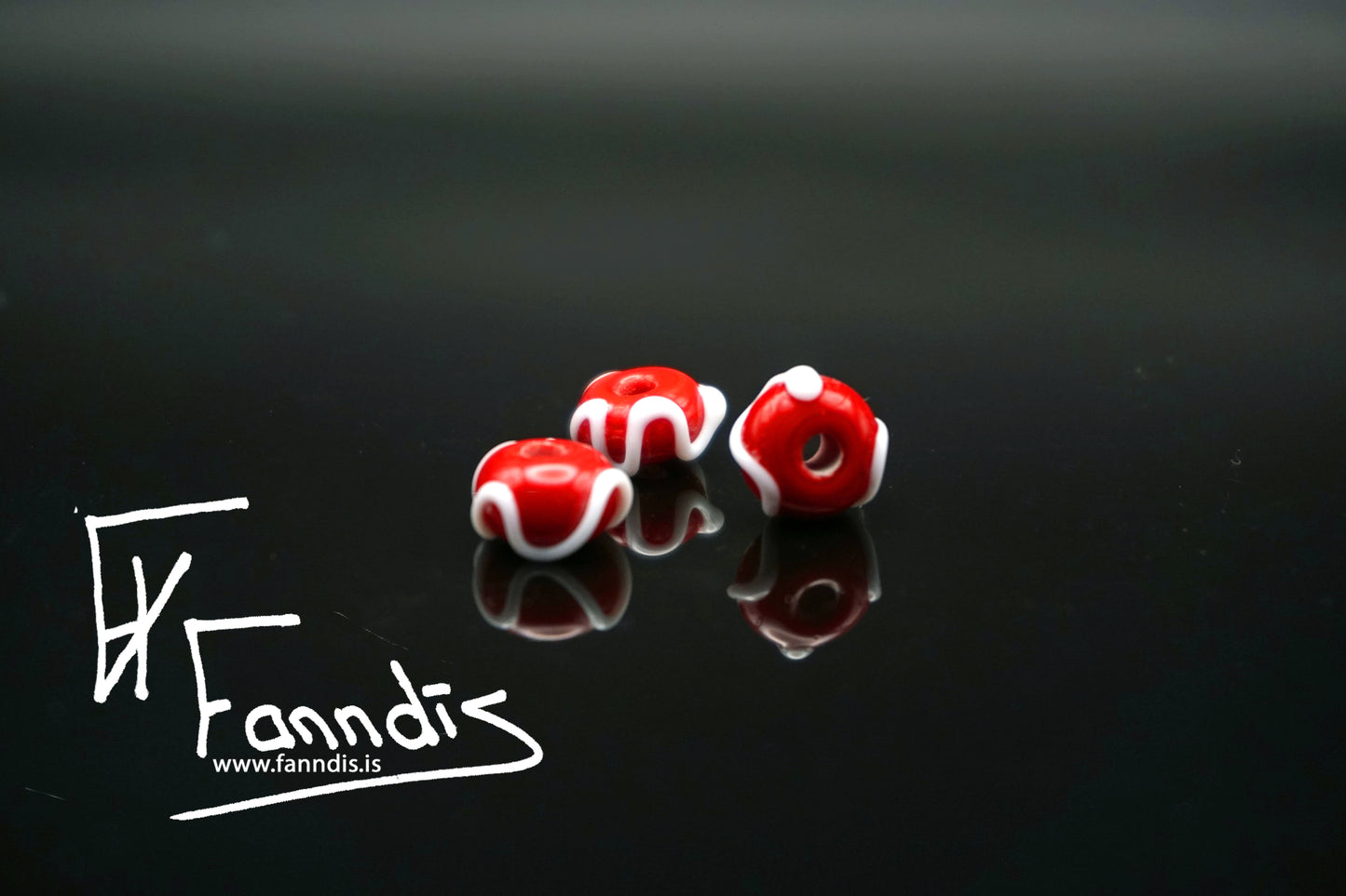 Glerperla Mið rauður með hvítri bylgjulínu / Glass bead Medium red with white wavy line