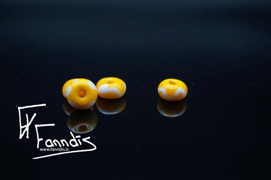 Glerperla Mið Sítrónugulur með hvítri bylgjulínu / Glass bead Mid lemon yellow with white wavy line