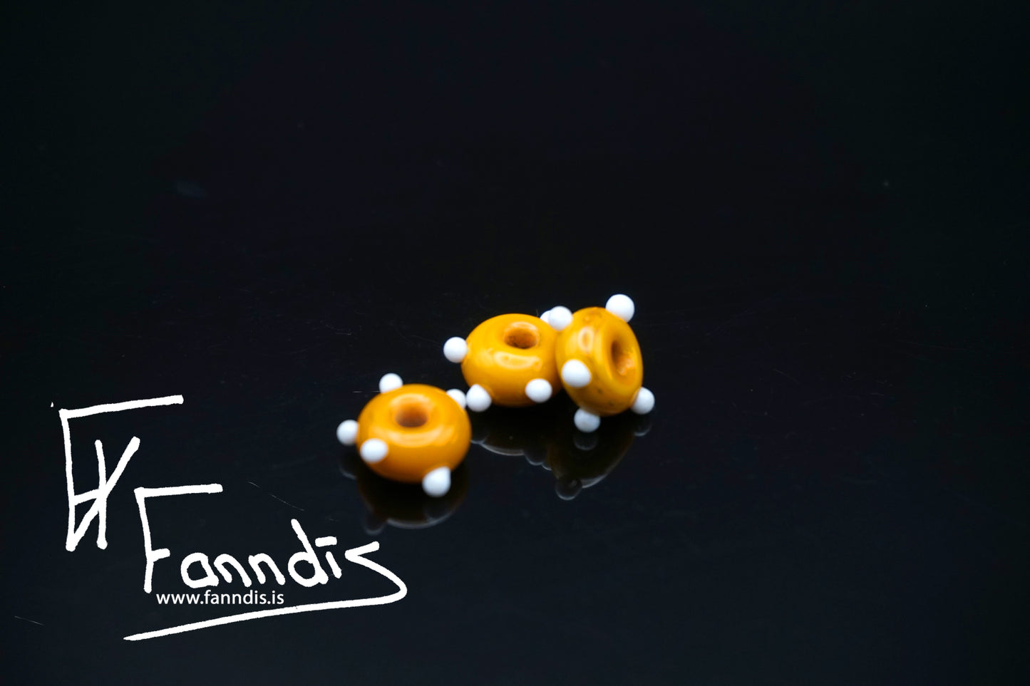 Glerperla Gulur Ockra með hvítum doppum / Glass bead Yellow Ochre white dots