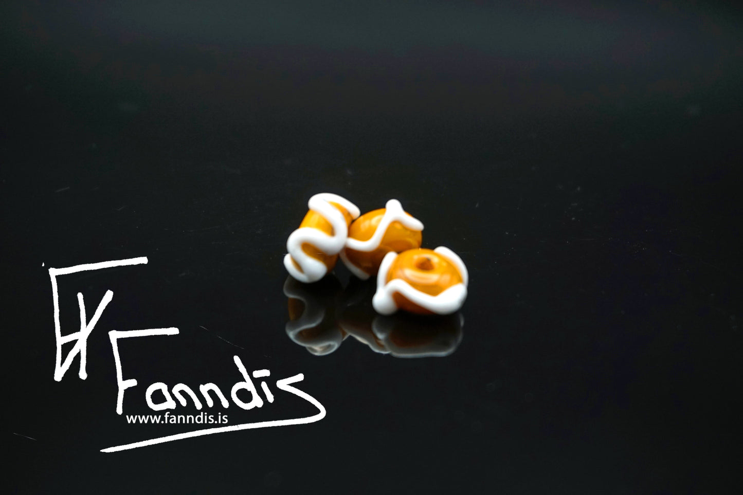 Glerperla Gulur Ockra með hvítri bylgjulínu / Glass bead Yellow Ochre with white wavy line