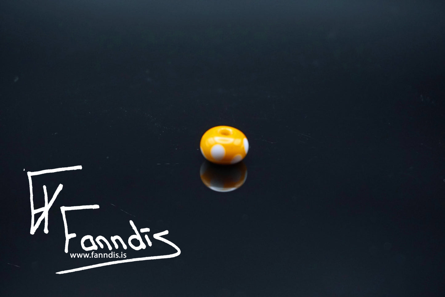 Glerperla Gulur Ockra með hvítum doppum / Glass bead Yellow Ochre with white dots