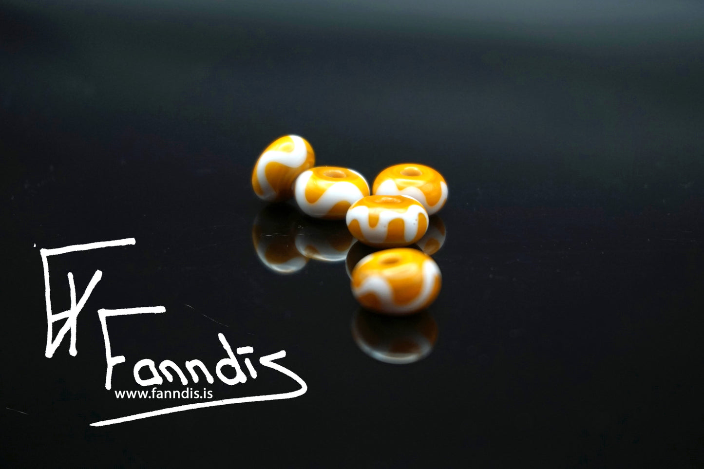 Glerperla Gulur Ockra með hvítri bylgjulínu / Glass bead Yellow Ochre with white wavy line