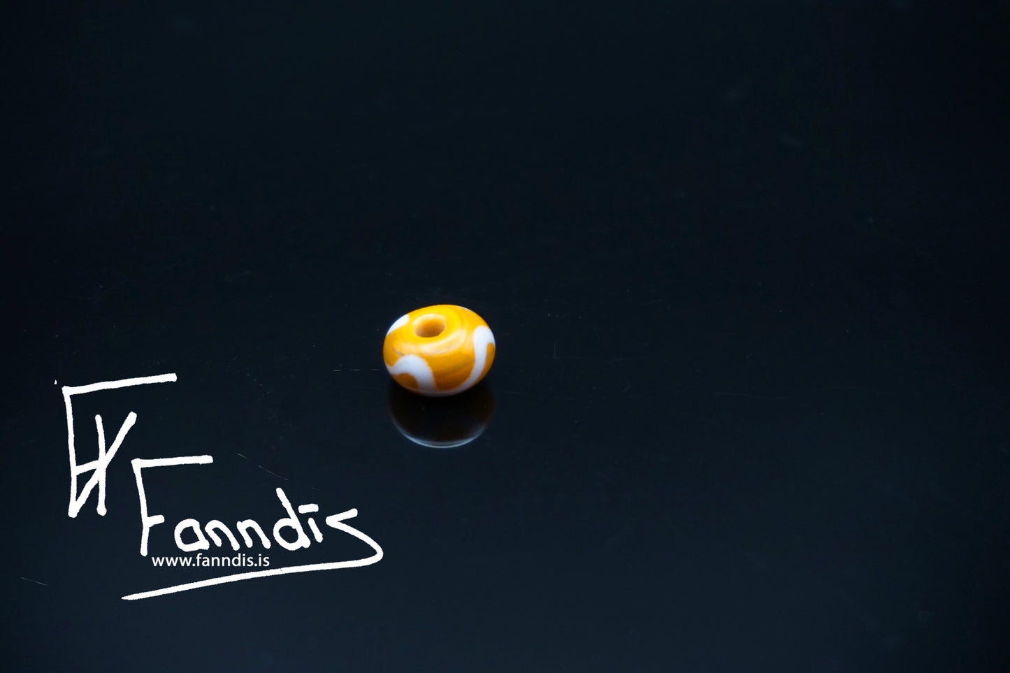 Glerperla Gulur Ockra með hvítri bylgjulínu / Glass bead Yellow Ochre with white wavy line