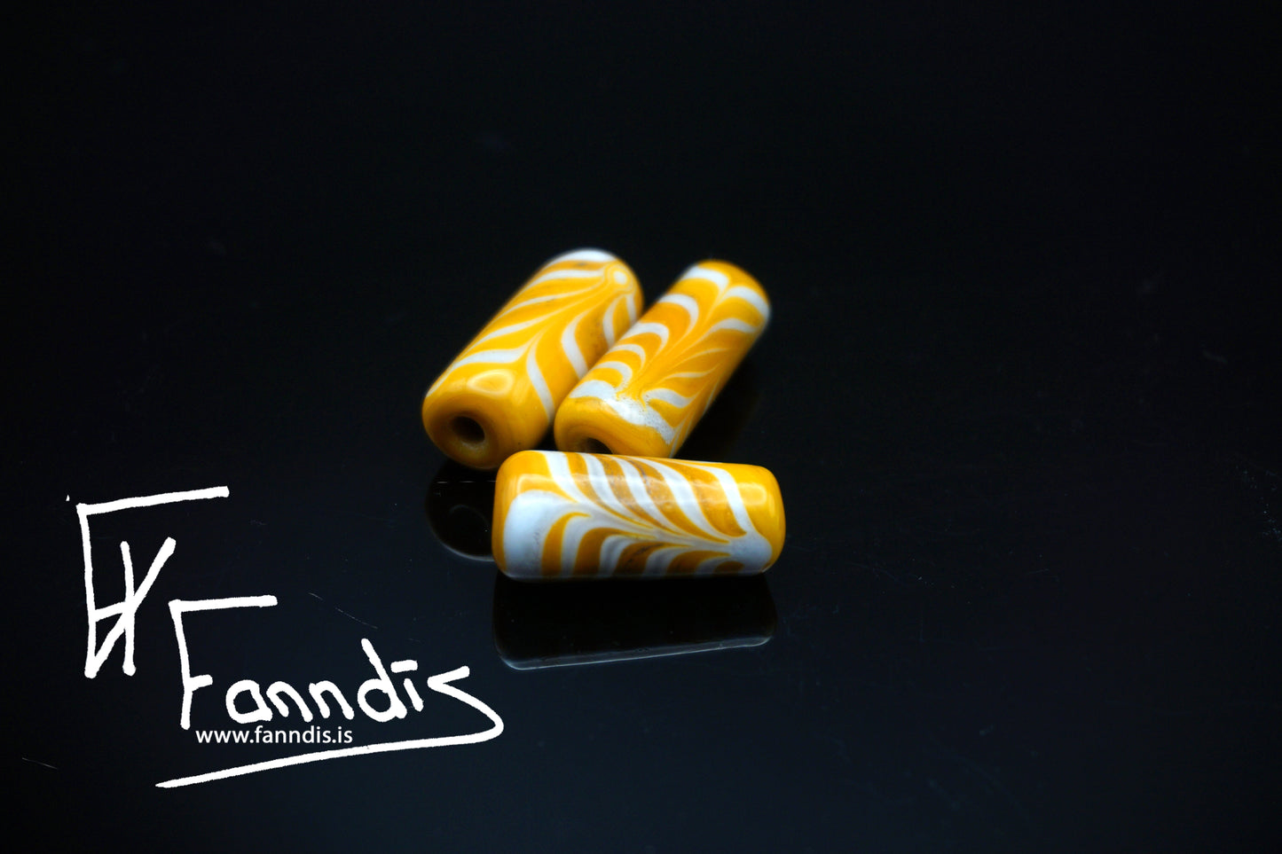 Glerperla Gulur Ockra með hvítri fjöðrun / Glass bead Yellow Ochre with white feathering