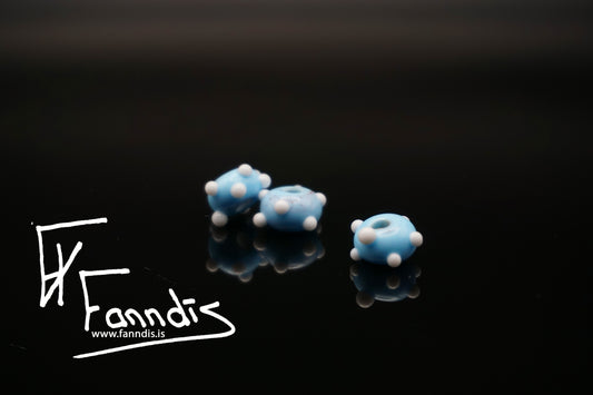 Glerperla Ljós himinblár með hvítum doppum / Glass bead Light sky blue with white dots