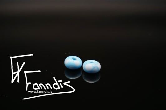 Glerperla Ljós himinblár með hvítum doppum / Glass bead Light sky blue with white dots