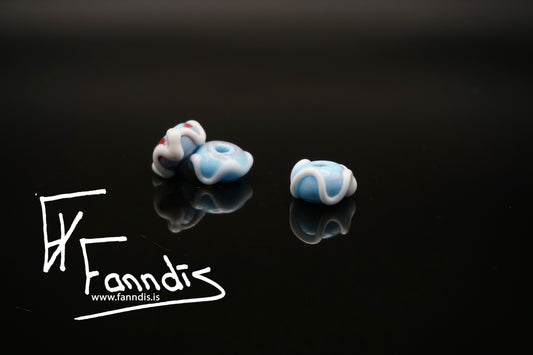 Glerperla Ljós himinblár með hvítri bylgjulínu / Glass bead Light sky blue with white wavy line