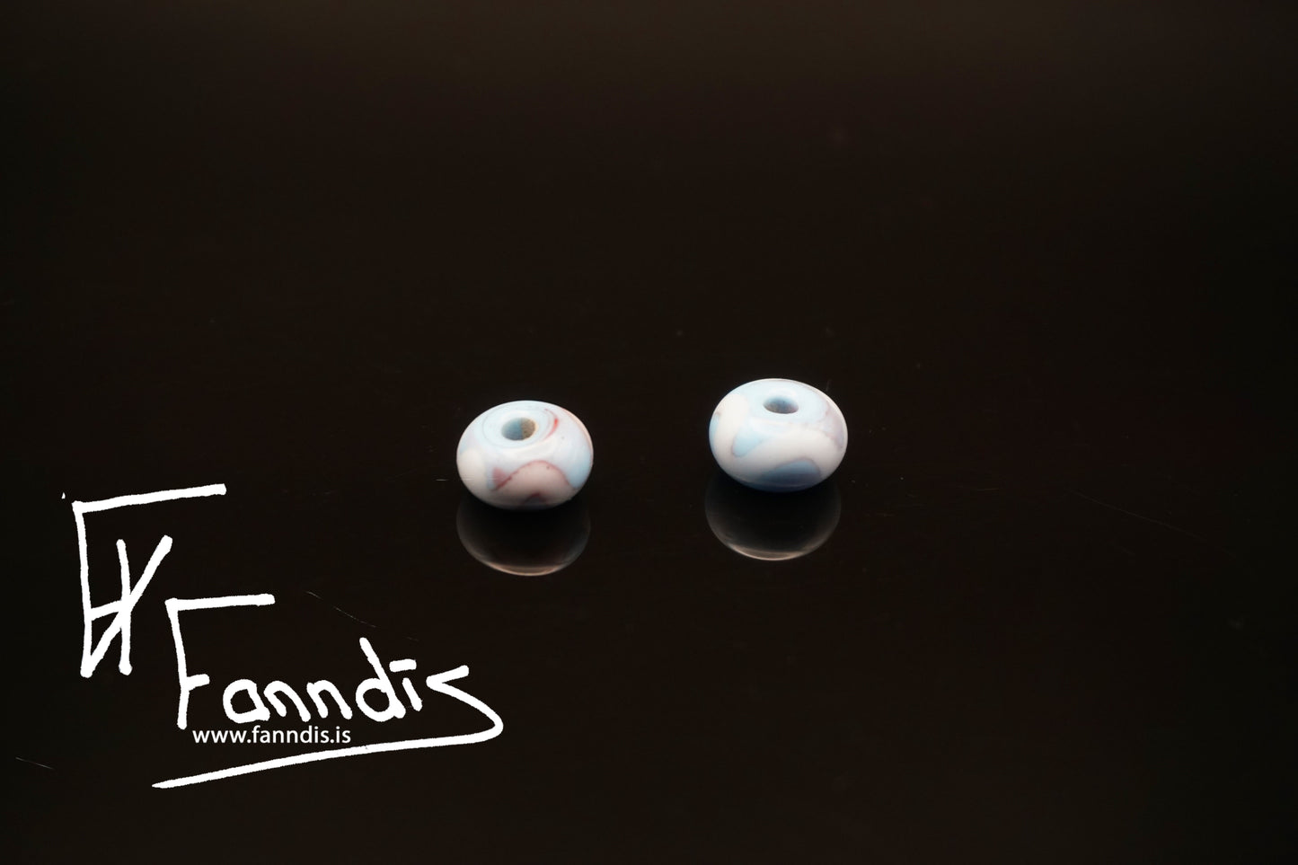 Glerperla Ljós himinblár með hvítri bylgjulínu / Glass bead Light sky blue with white wavy line