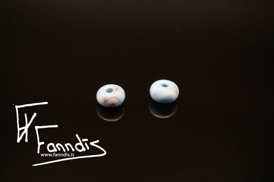 Glerperla Ljós himinblár með hvítri bylgjulínu / Glass bead Light sky blue with white wavy line