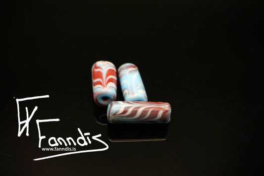 Glerperla Ljós himinblár með hvítri fjöðrun / Glass bead Light sky blue with white feathering