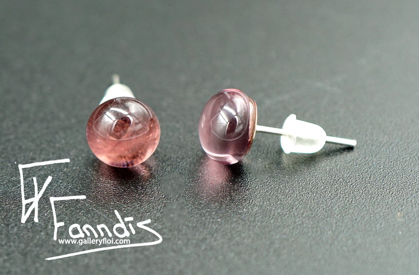 Einstök pinna eyrnalokkar föl fjólublár / Unique stud earrings Pale Purple