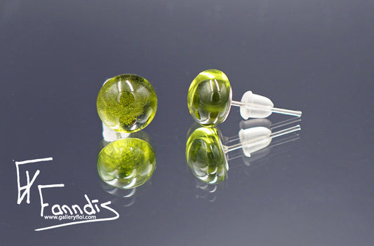 Einstök pinna eyrnalokkar gras grænn / Unique stud earrings grass green