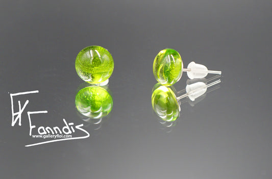 Einstök pinna eyrnalokkar ólífu grænn / Unique stud earrings olive green