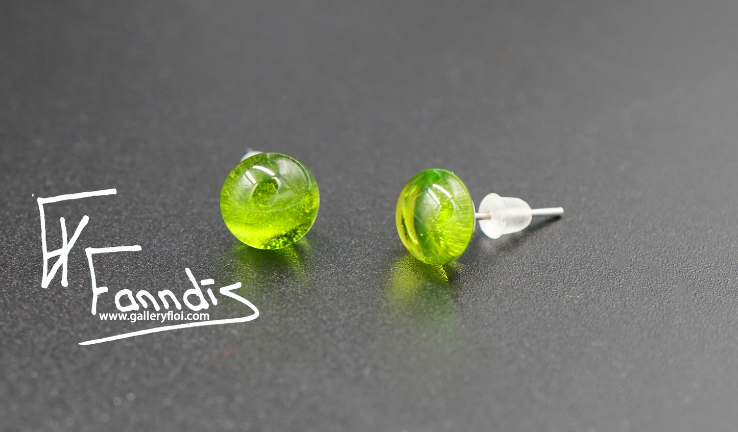 Einstök pinna eyrnalokkar ólífu grænn / Unique stud earrings olive green