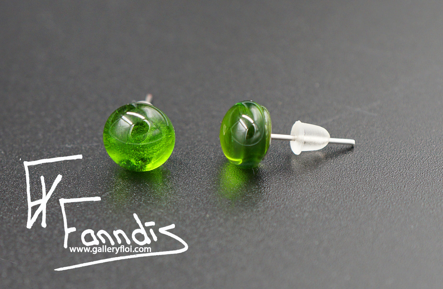 Einstök pinna eyrnalokkar dökk gras grænn / Unique stud earrings DK Green Grass