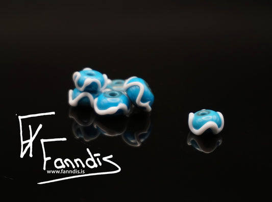 Glerperla Dökk himinblár með hvítri bylgjulínu / Glass bead Dark skye blue with white wavy line