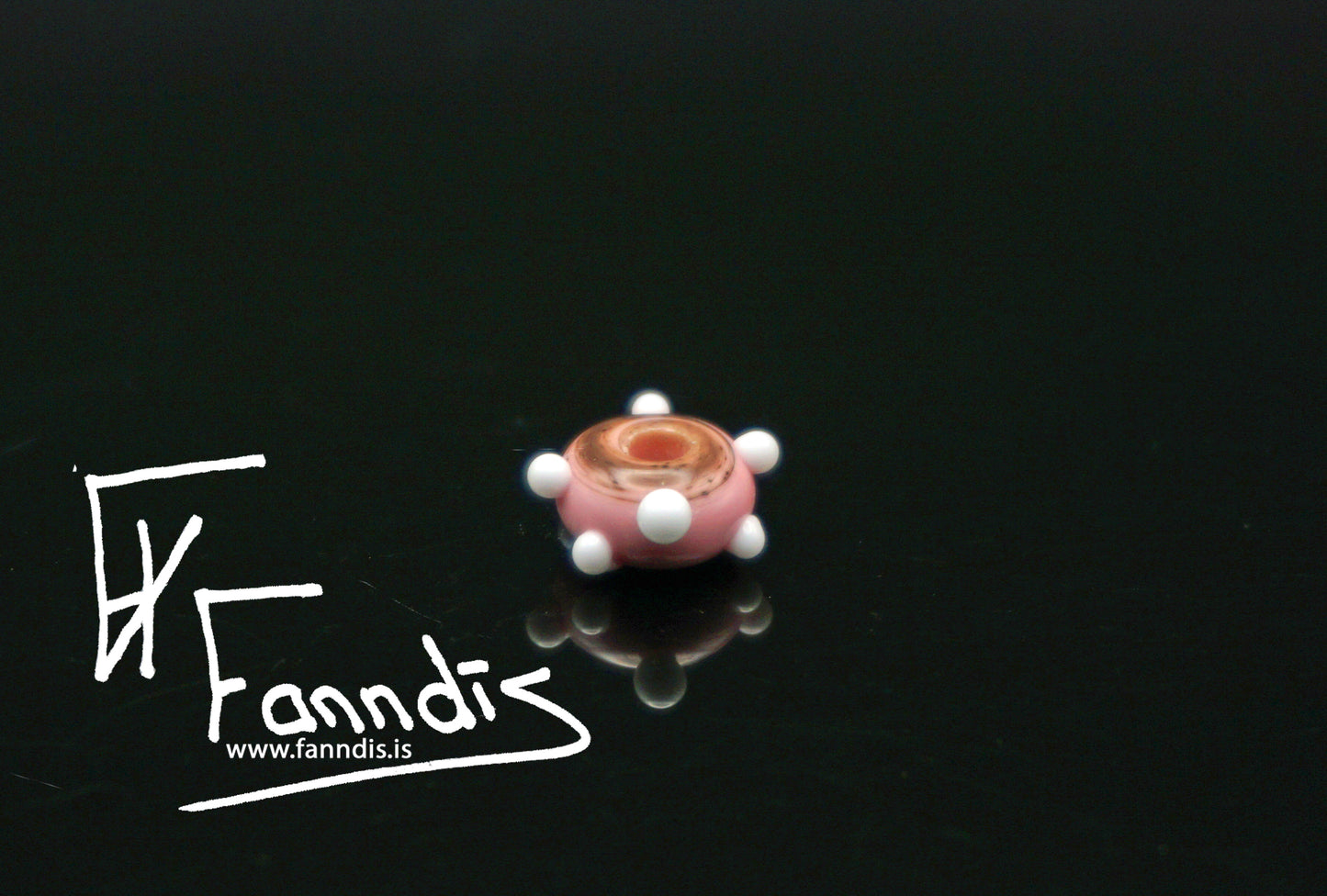 Glerperla Barnableikt með hvítum doppum / Glass bead Baby pink with white dots